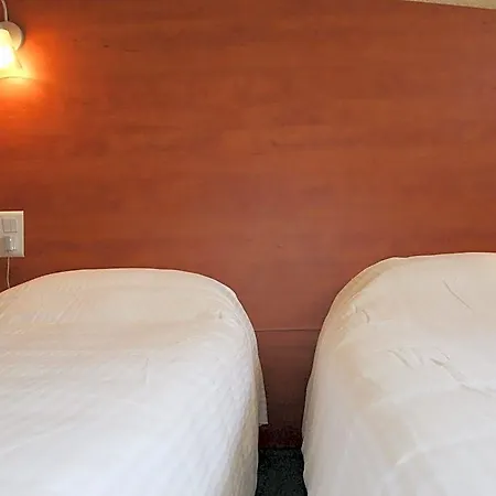 Adams Hotel 2*